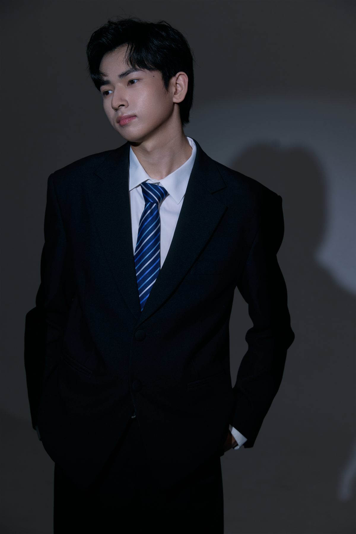 黑色西装半身服装案例